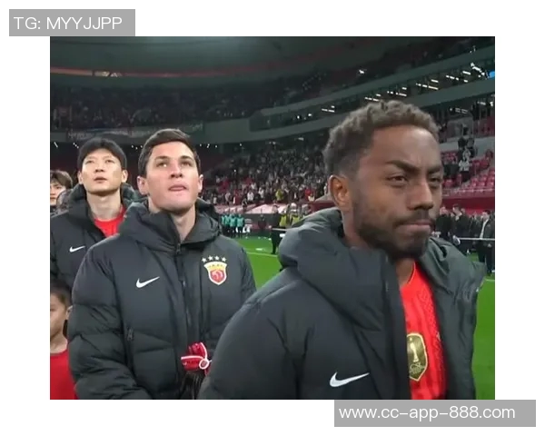 非常沮丧！海港外援克劳德赛后跪地伤心痛哭，颜骏凌将他拉起